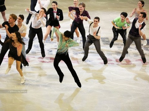 世界選手権2016羽生結弦がエキシビション演技を披露＆バンケットでは色々な選手とリラックスして写真に映る