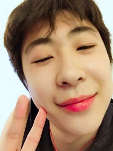 ボーヤンジンが口紅を塗った結果ｗｗｗモチモチお肌が綺麗過ぎて女の子みたい