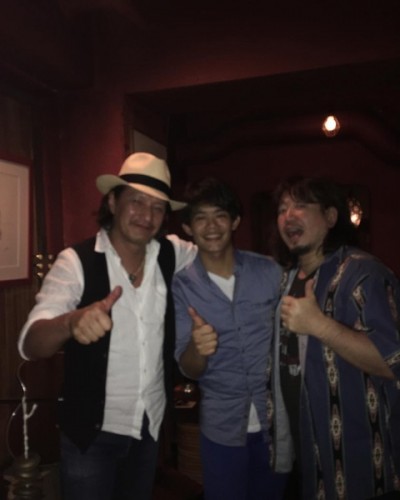 小塚崇彦が土曜日出勤に戸惑いも充実した笑顔を見せる＆織田信成さんと仲良くツーショット写真を公開