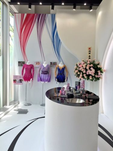 期間限定アルソアポップアップハウスOPEN！浅田真央が着用した衣装が展示されプロデュース枠練石けん等を販売