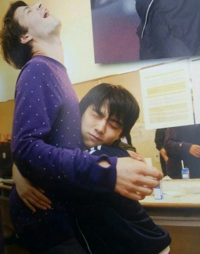 FaOI神戸2016のパンフレットに羽生結弦がランビエールにハグしている写真が掲載されているけどかなりのお宝写真になりそうだ