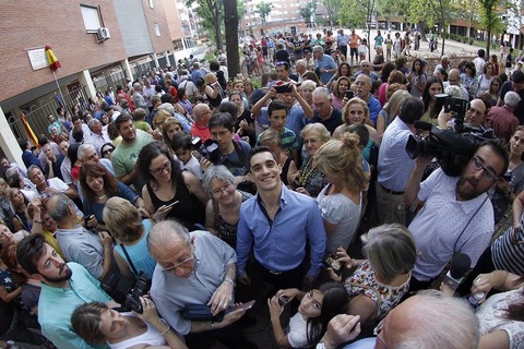 地元スペインでハビエルフェルナンデスの人気が急上昇。テレビの取材に多くの人が集まる