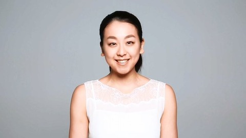 浅田真央が関西ローカル番組に出演し男性アナウンサーと反射神経対決を行う