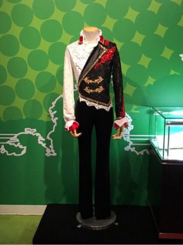 マダムタッソーに展示されている羽生結弦の赤ファントム衣装。触れる事も出来るから多くの人がそれぞれのやり方で楽しんでるみたいですね