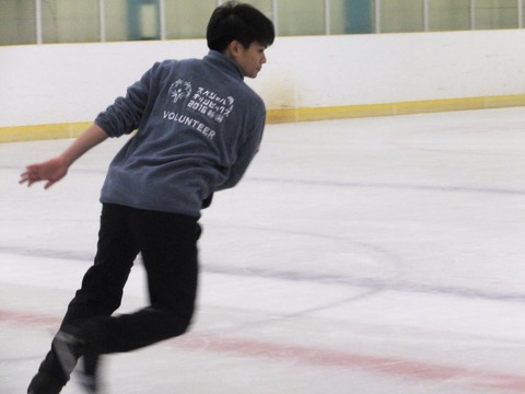 小塚崇彦さんがスケート教室で子供達にスケートを指導。久しぶりに氷上で滑る映像も公開