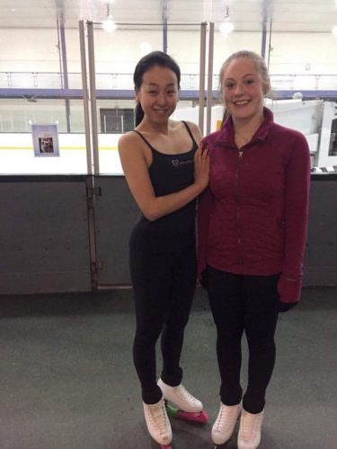 浅田真央と海外の選手が練習場でツーショット写真を公開