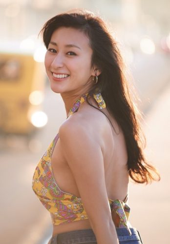 浅田舞の美背中にうっとり。写真集の秘蔵カットを週刊プレイボーイで公開