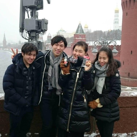 ロシア滞在中に宇野昌磨選手や村上佳菜子選手らチームジャパンで記念写真。凄く寒そうだけど和やかで楽しそう