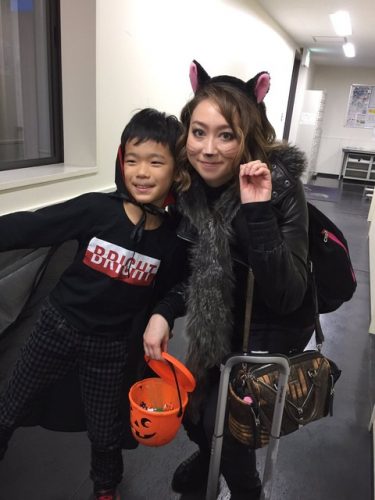 キャシー・リードさんがハロウィンで猫耳ヘアバンドを装着し変装。コーチ業も充実して輝いて見える