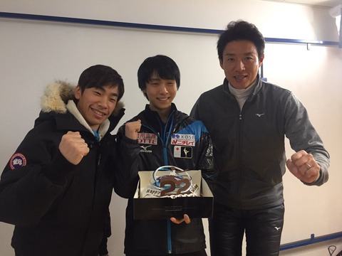 羽生結弦の２２歳の誕生日を松岡修造さんと織田信成さんがお祝い。恒例のバースデーケーキを持って記念撮影