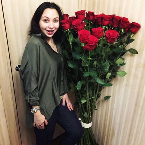 エリザベータトゥクタミシェワの誕生日プレゼントに身長と同じ大きさの赤いバラをプレゼントされる