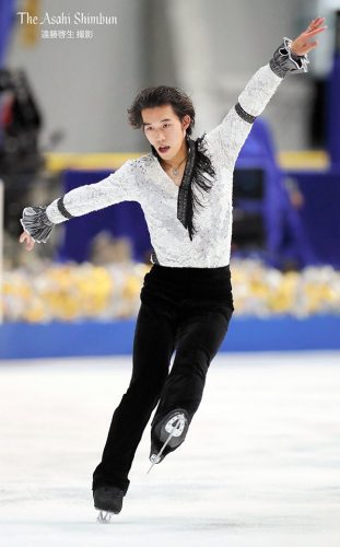 全日本選手権2016。男子ＳＰで無良崇人が好発進し力強いガッツポーズ。フリーは最終組の23番滑走