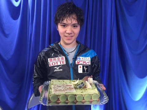 TV朝日が宇野昌磨選手に誕生日ケーキをプレゼント。上目遣いが可愛い。フランスでもファンから写真をせがまれる