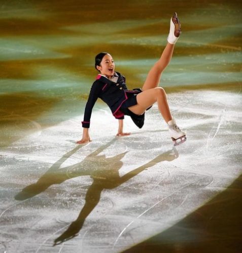 メダリスト・オン・アイス。エキシビションに参加した本田真凜がセクシーなＣＡ風衣装で登場「お飲み物はいかがですか？」