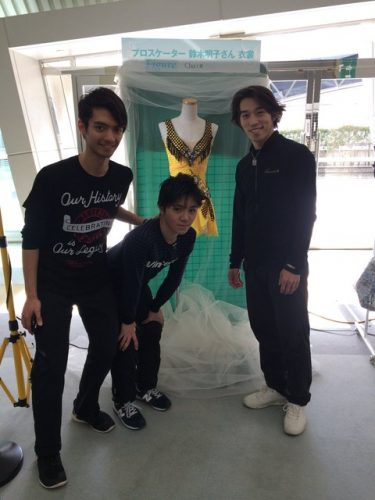 全日本選手権フリー演技前に宇野昌磨選手が無良選手と仲良く記念撮影。リラックスしていて和やかな雰囲気