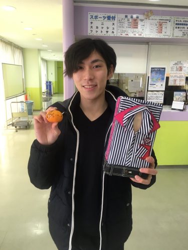 田中刑事選手がファンからプレゼントを貰いミカンにサインを書いて返礼