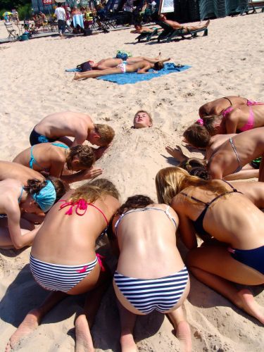 ロシアのコリヤダ選手がビーチで謎の儀式に参加＆パトリックちゃんは2017年をネイサンチェン選手らと表現