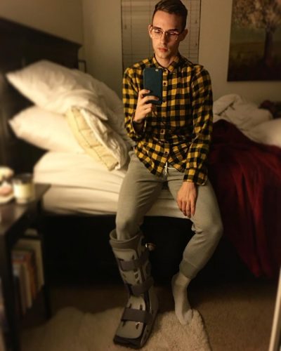 アダムリッポンが足を骨折して療養中の写真を公開。気分もだいぶ落ち込んでいるみたいだ