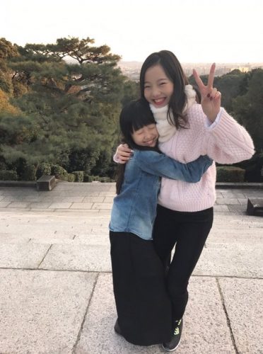 本田真凜が家族で楽しいお正月を過ごす。妹の本田望結ちゃんと仲良くハグしながらピース