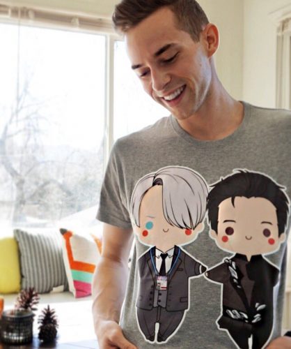 アダムリッポンがアニメユーリのキャラクターTシャツを着てご満悦。足のケガも順調に治っているみたいだ