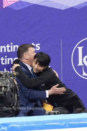 キスクラで羽生結弦選手とハグをするオーサーコーチが羨ましいとファンも羨む