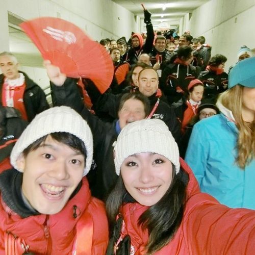 安藤美姫と小塚崇彦がスペシャルオリンピックスのサポートを無事に終え帰国の途へ