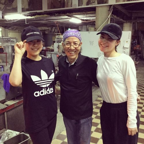 最新の浅田真央ちゃんの様子を公開。村上佳菜子選手とガラス工房へお出かけしリフレッシュ