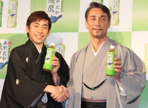 織田信成が明智の末裔クリス・ペプラーと４００年ぶりに和解。満面の笑みで握手を交わし綾鷹をPR