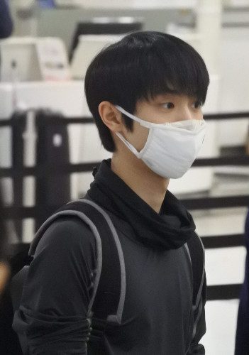羽生結弦が世界選手権へ向け日本からフィンランドへ出発。出発ロビーにマスク姿で現れる