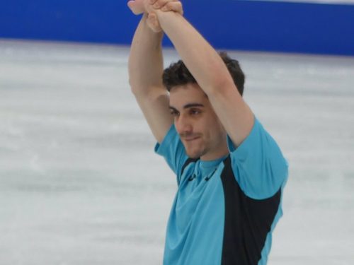 スケート靴が予定の時間に届かず暇を持て余していたハビエル・フェルナンデス。王者の余裕？でサッカーをしながら気持ちをリフレッシュ