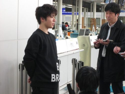 宇野昌磨選手がフィンランド・ヘルシンキに向けて出発。少し眠たそうだけど可愛い