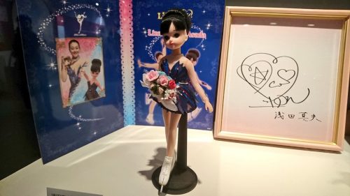 リカちゃん展でコラボした真央ちゃんリカちゃんを展示。近くで写真撮影も可能との事