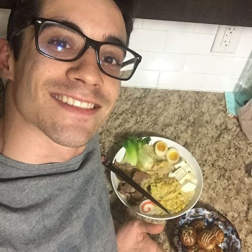 美味しいそう？自炊しているハビエル・フェルナンデスが具材たっぷりの手作りラーメンを披露。