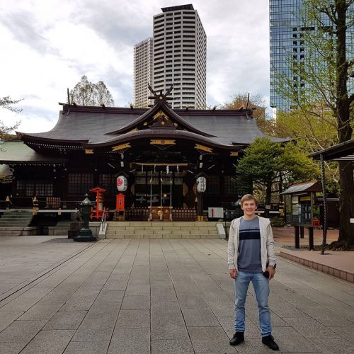 ロシアのミハイル・コリヤダ選手が熊野神社を散策。東京観光を楽しんでいるみたいだ