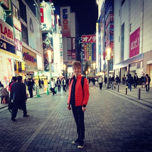 ケヴィン・レイノルズが秋葉原にお出かけ。日本滞在を満喫しているみたいだ