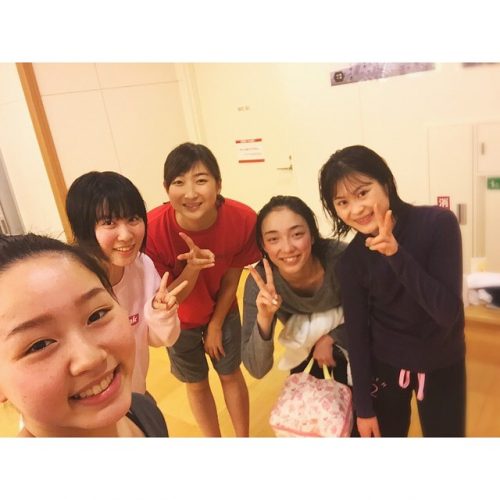 合同研修会最終日。宮原知子・樋口新葉・本郷理華・山本草太らが仲間たちと記念撮影