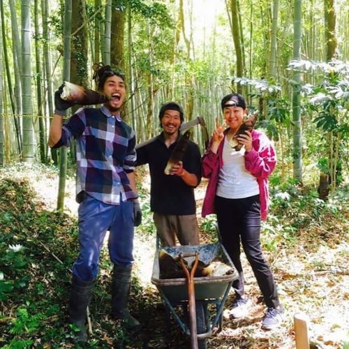 浅田真央がタケノコ取りに参加。満面の笑みで楽しそう