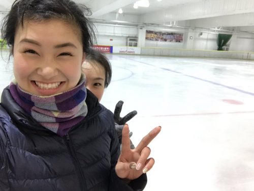 荒川静香さんのツイッターにプロ１日目の村上佳菜子ちゃんが登場。早速氷艶の練習かな？