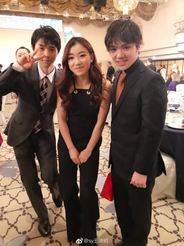 国別対抗戦のバンケットで宇野昌磨選手と羽生結弦選手が可愛い女の子を囲んで３ショット