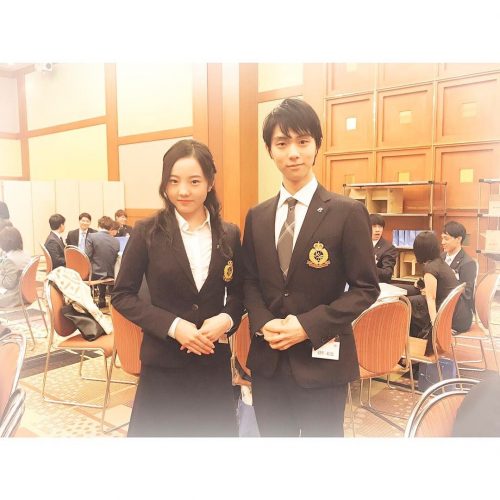 羽生結弦と本田真凜が並んでツーショット写真。スーツ姿もビシッと決まって上品だ