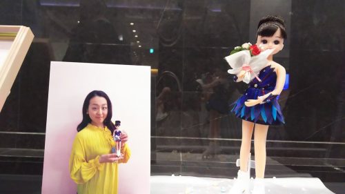 黄色い衣装でリカちゃん人形を手に持つ浅田真央ちゃんが可愛い