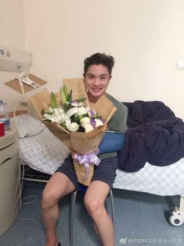 肩の手術が無事に終わりハンヤン選手もほっと一安心。お見舞いの花束を貰いベッドの上で笑顔に