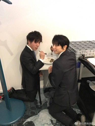 ライバルでも実は仲良し。羽生結弦と宇野昌磨が仲良く食事をしている写真を公開