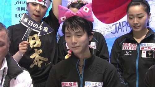 可愛すぎ(笑)フリー演技が終わり応援席で羽生結弦がリボンカチューシャを付けるとこうなる