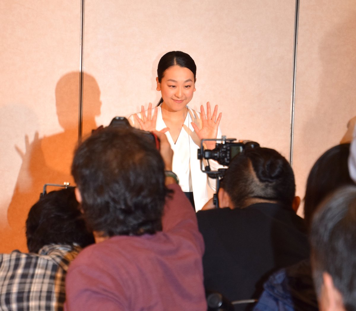 浅田真央の引退会見「結婚予定は？」の質問に「ない」も「お相手がいれば…」と笑顔で応じる