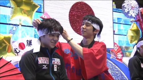 応援席で赤ハッピを着る羽生結弦が宇野昌磨にリボンを付ける和やかな展開にファンも歓喜