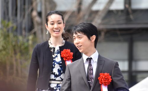 アメリカから羽生結弦選手を見に来た女性ファンも。モニュメント設置イベント特集