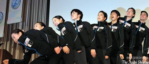 エグザイルポーズで一致団結。羽生結弦がチームジャパンを牽引