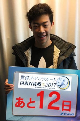 ネイサン・チェン選手とボーヤン・ジン選手が国別対抗戦ボードを持って宣伝