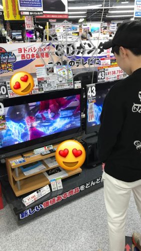 来日中のボーヤンがテレビ画面に映るスパーダ―マンに夢中。爆買いするかな？